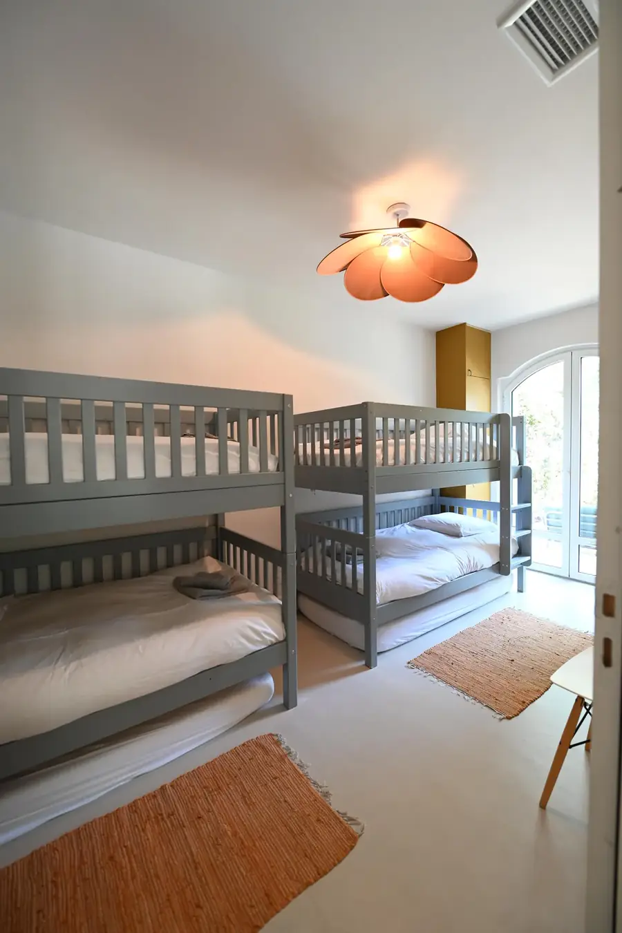 Dortoir enfants en lits superposés