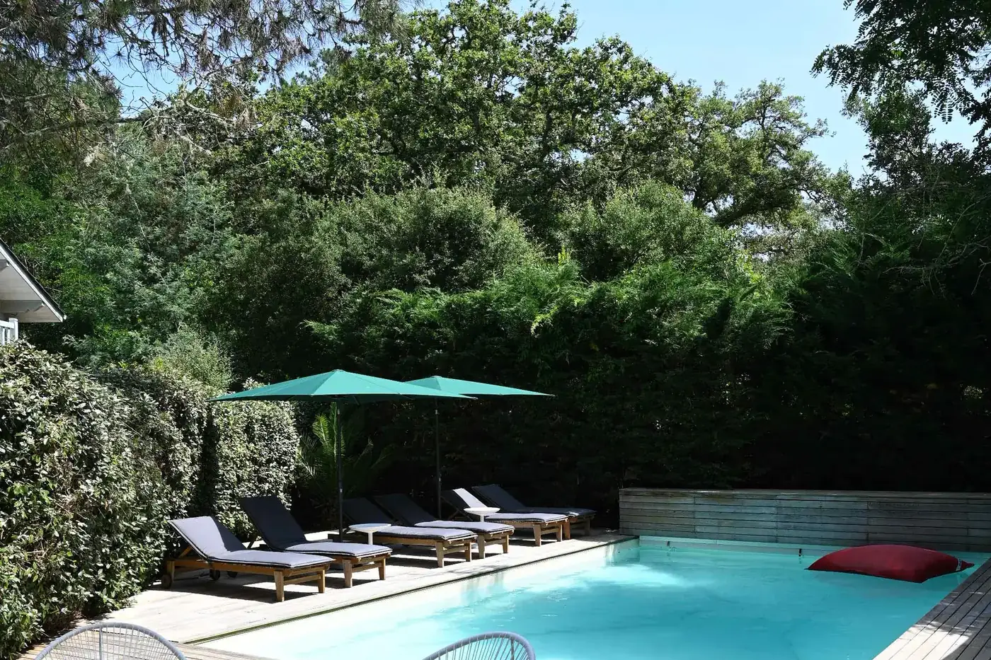Piscine chauffée, transats et parasols de la Maison Hitia