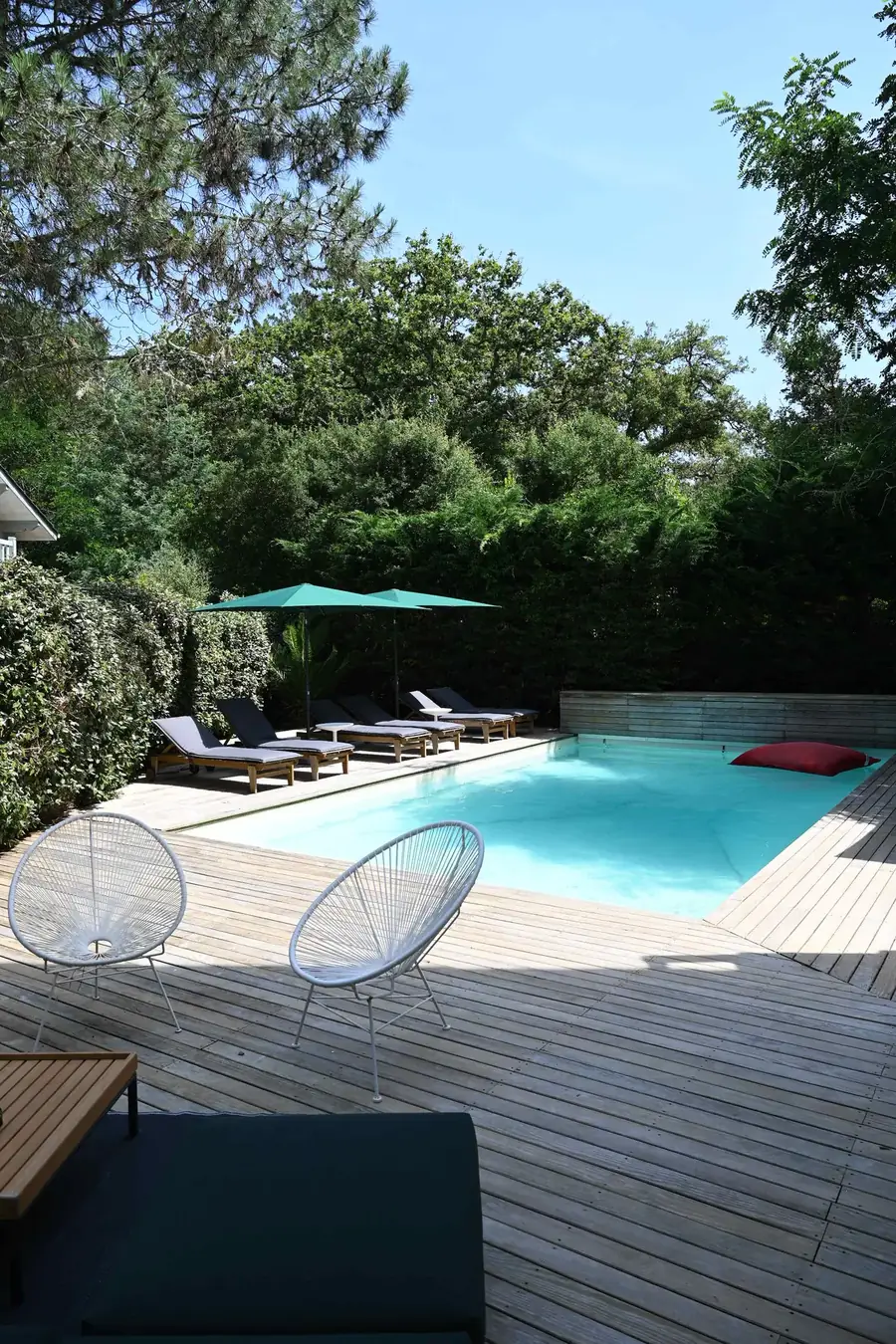 Piscine et terrasse en bois sous les pins