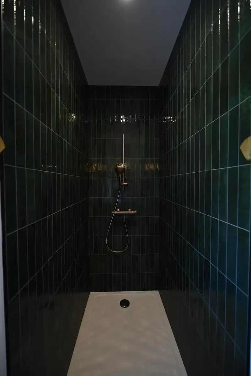 Salle d'eau carrelée vert bouteille